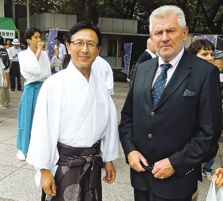 Andreas Mölzer mit Shinto-Priester, Bild: D. Holzfeind